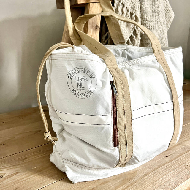 Parachute Bag aus gebrauchtem Fallschirmstoff in Khaki und Weiss