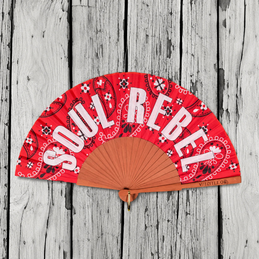 Handfächer Soul Rebel – rotes Bandana-Paisley mit weißem Schriftzug, geöffnet