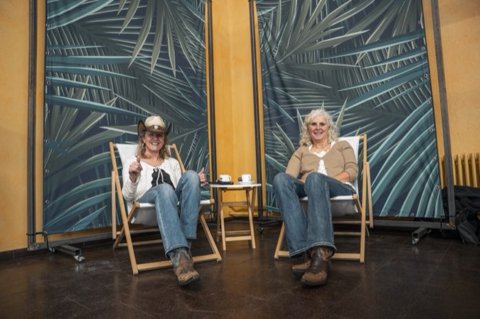 Lounge-Ecke mit Liegestühlen in der Reithalle