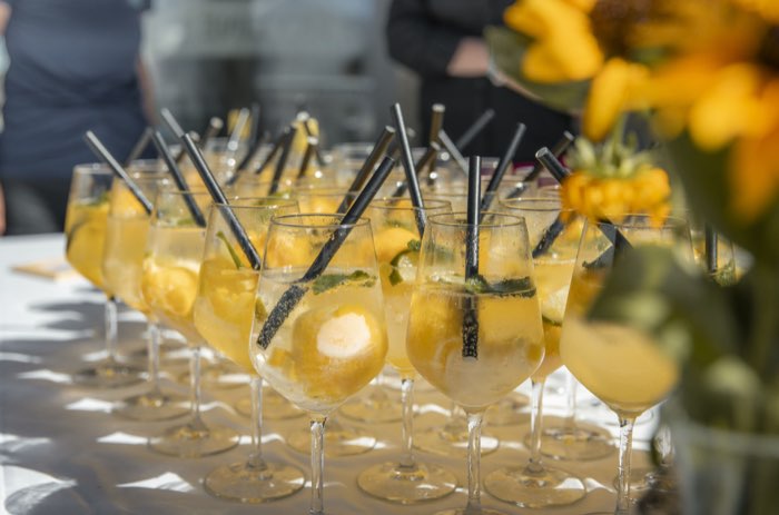 Apéro in der Sonne beim COUNTRY HIGH Mountain Spirit