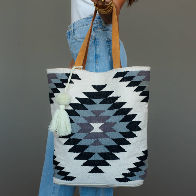 Western-Tasche in Weiss, Schwarz und Hellblau mit geometrischem Muster