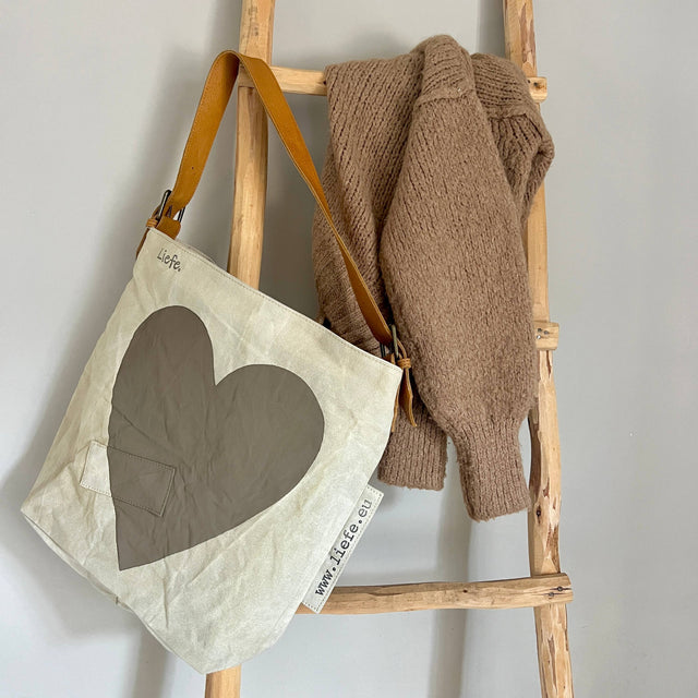 BuckleBag mit handbemaltem Herz – COUNTRY HIGH
