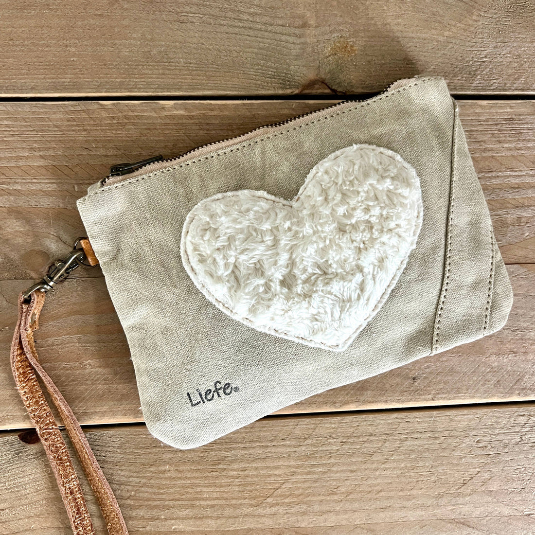 Clutch mit aufgenaehtem Teddyherz aus recyceltem Canvas