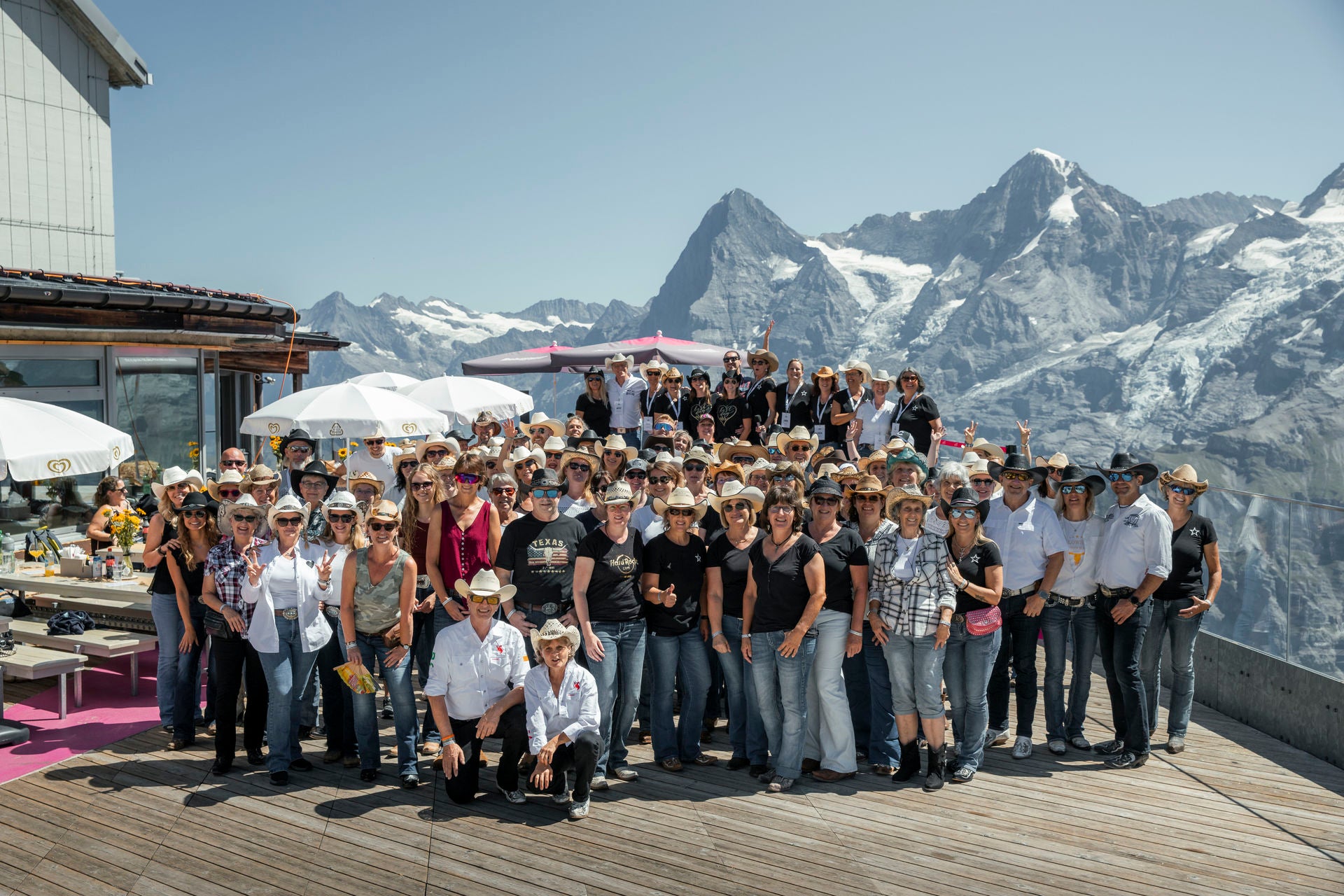 COUNTRY HIGH Mountain Spirit 2026 – Gruppenfoto auf der Birg-Terrasse