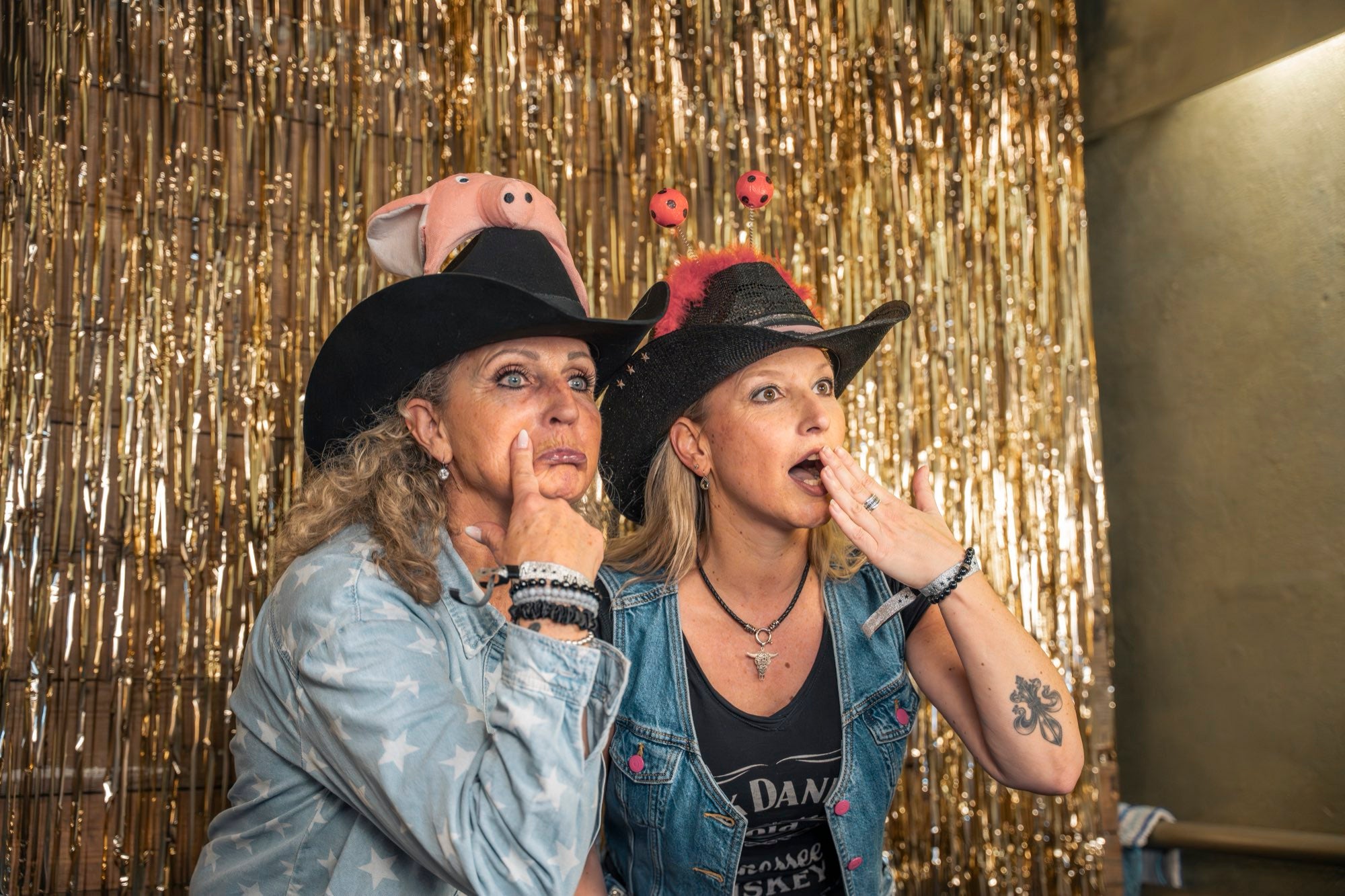 Gäste mit Photobooth-Requisiten am Dance Fever
