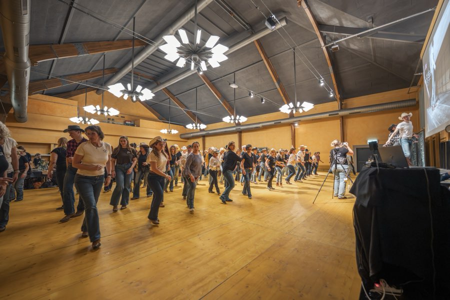 Volle Tanzfläche in der Alten Reithalle Thun