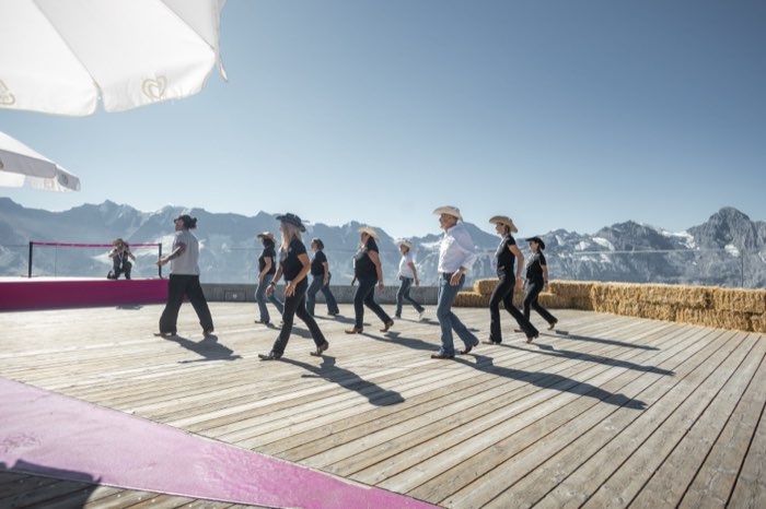 Line Dance auf der Panoramaterrasse beim COUNTRY HIGH Mountain Spirit