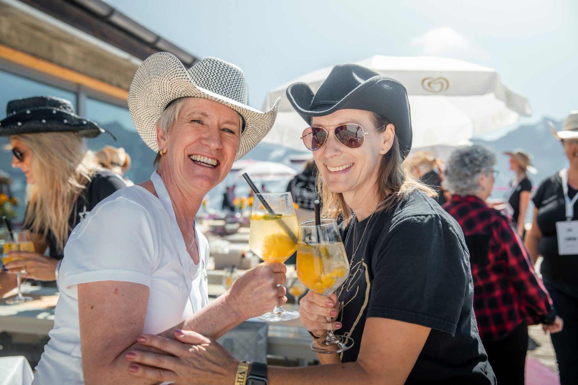 Gäste stossen am COUNTRY HIGH Event an
