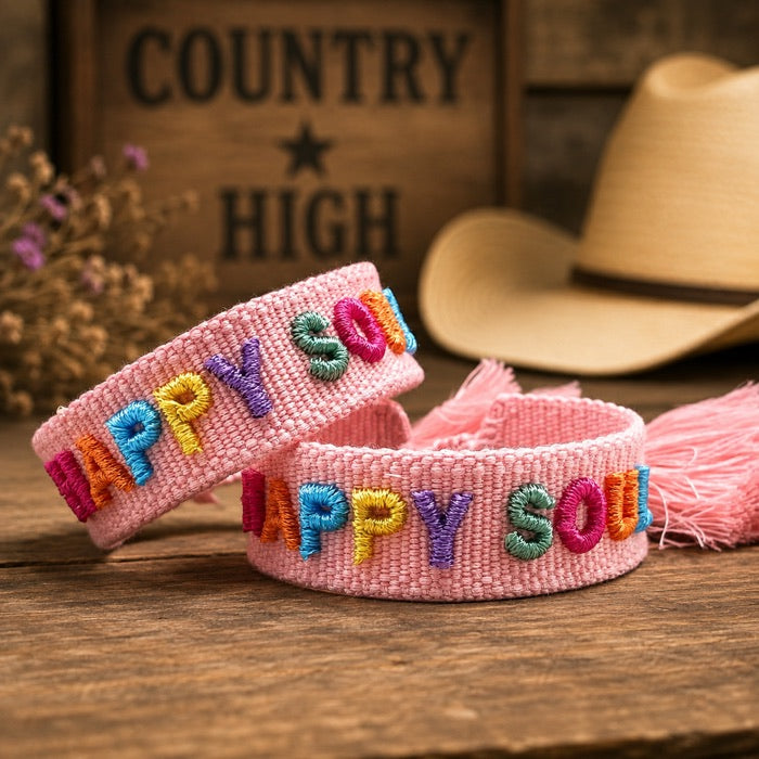Zwei HAPPY SOUL Armbänder vor dem COUNTRY HIGH Holzschild